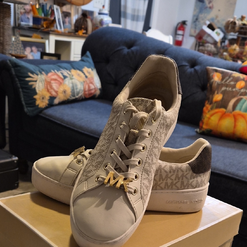 Pre-own Michael Kors Women's Vanilla Poppy Lace Up Sneakers - Sz 8 - GUC